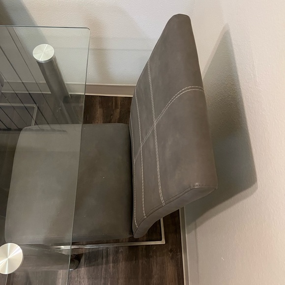 Brand new table with chairs - Picture 3 of 7